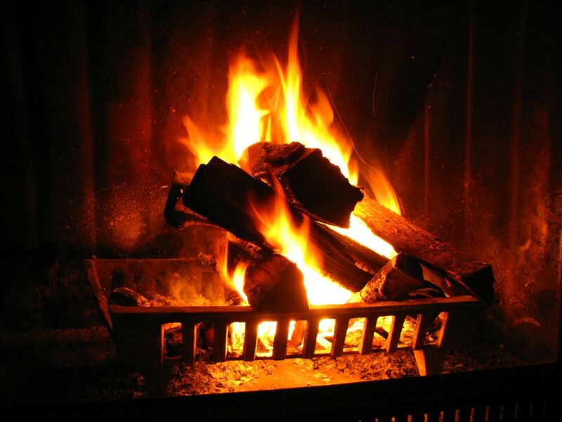 flamme dans une cheminée à foyer ouvert
