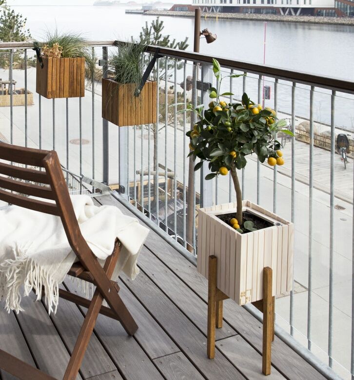 Aménager un balcon avec des plantes et une table - Côté Maison
