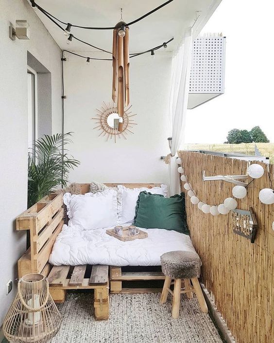 Conseil 10 astuces pour aménager son balcon. Canapé d'angle extérieur DIY avec des palettes de bois. CP. Gurudecor