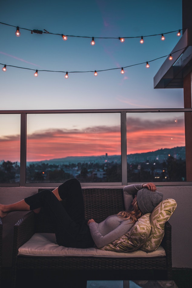 Conseil 10 astuces pour aménager son balcon. Guirlandes lumineuses extérieures pour illuminer le balcon dans une ambiance cosy. CP. Roberto Nickson