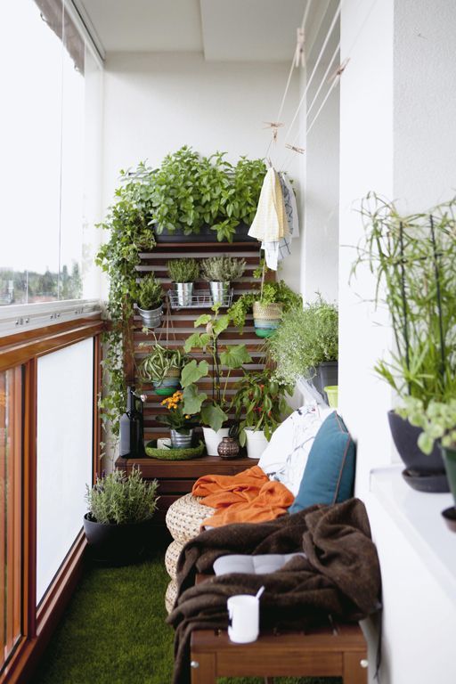 Conseil 10 astuces pour aménager son balcon. Mur végétal et sol recouvert de gazon artificiel. CP. Home Listy
