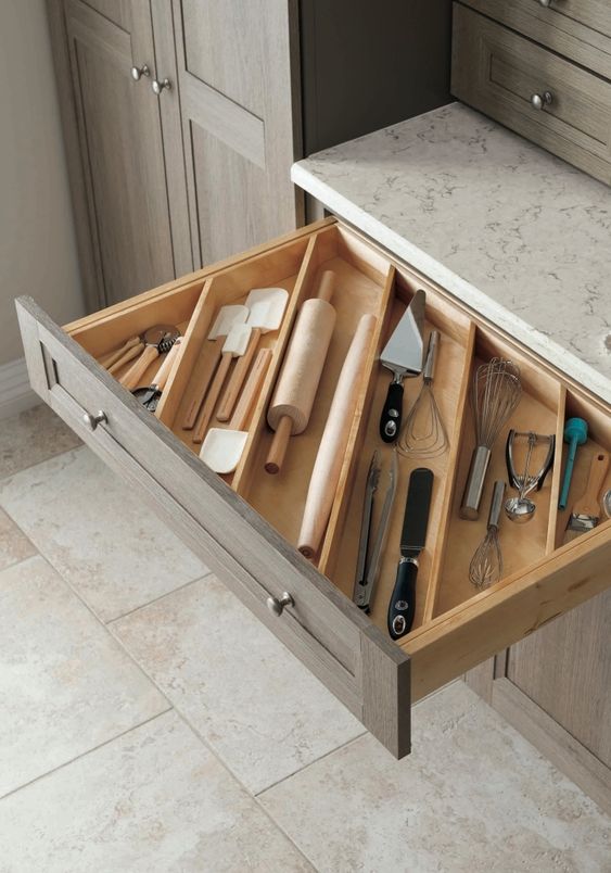 Rangement de tiroir en bois pour organiser le rangement de vos couverts et autres ustensiles de cuisine. CP. Archzine 