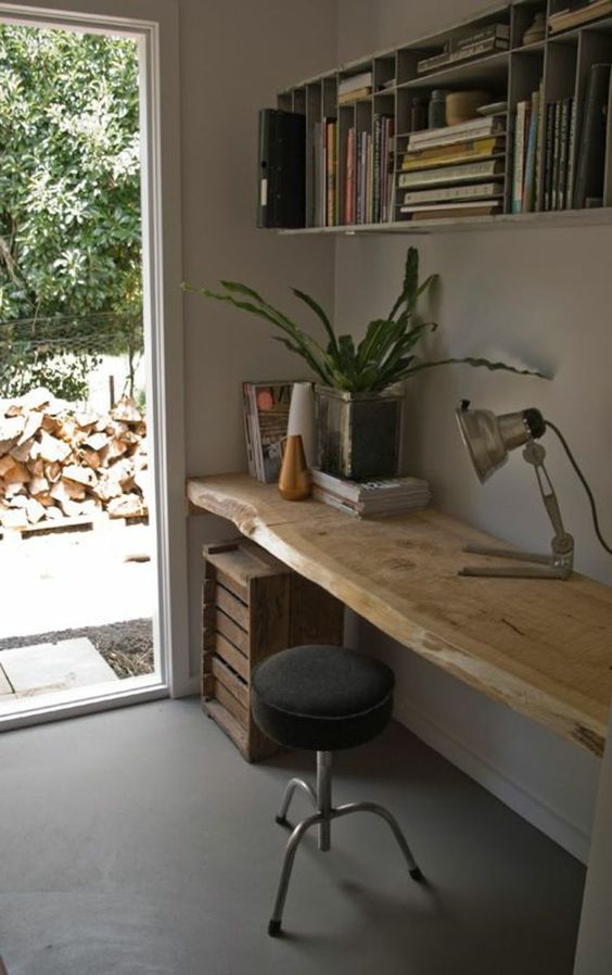 Un bureau tout en bois avec une simple planche dont les bords suivent les rainures du bois. 