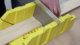 Découpe cimaise scie à bois et boîte à onglet jaune