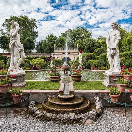 jardin à l'italienne avec des statuts et un plan d'eau et une fontaine